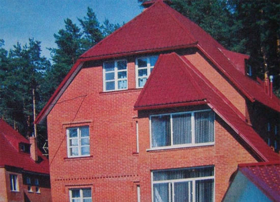 ломаная полувальмовая крыша
