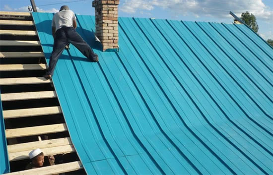 как закрыть крышу профнастилом