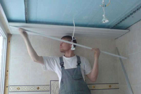 установка пластиковых панелей на потолок в кухне